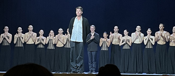 Schluss Applaus im Gärtnerplatztheater - Choreograf Marco Goecke und Dirigent Michael Brandstätter (©Foto: Gaby Hildenbrandt)